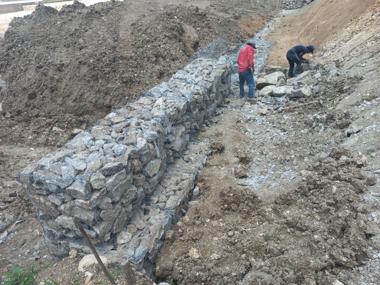 Muro Milán de concreto reforzado para contención de talud en Chiapas
